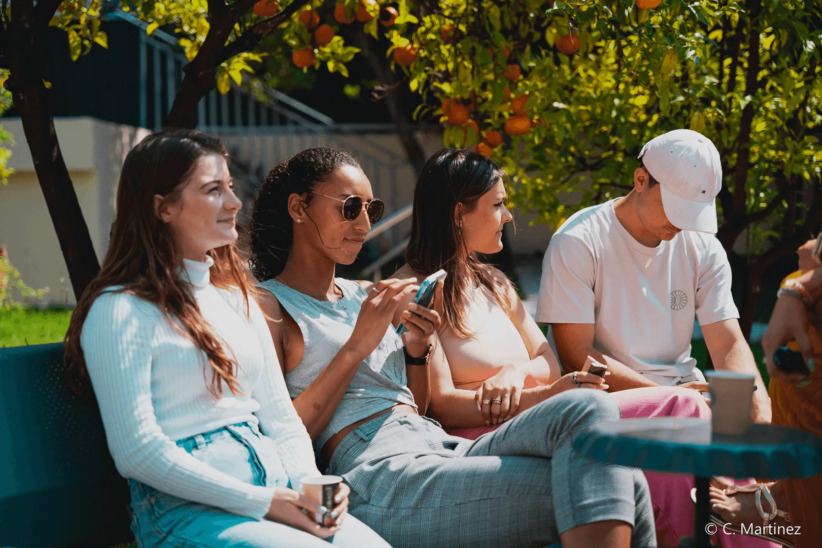 Photo d'étudiants d'Itecom Nice dans le jardin de l'école