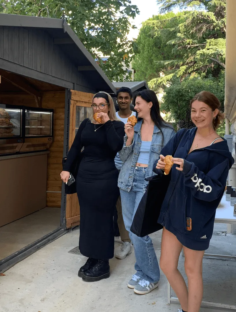 Photo de nos étudiants Itecom Art design Nice à la caféteria