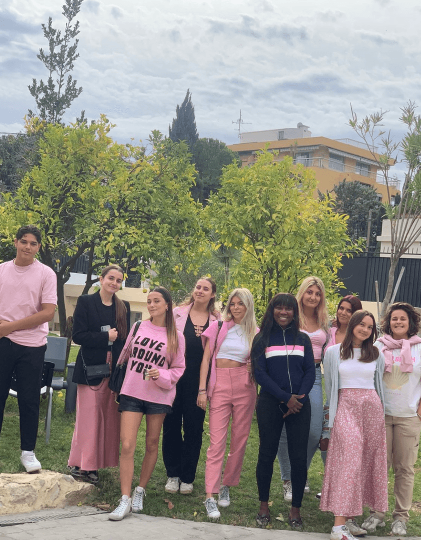 Photo des étudiants en design à Itecom Nice qui font de la sensibilisation sur le cancer du sein