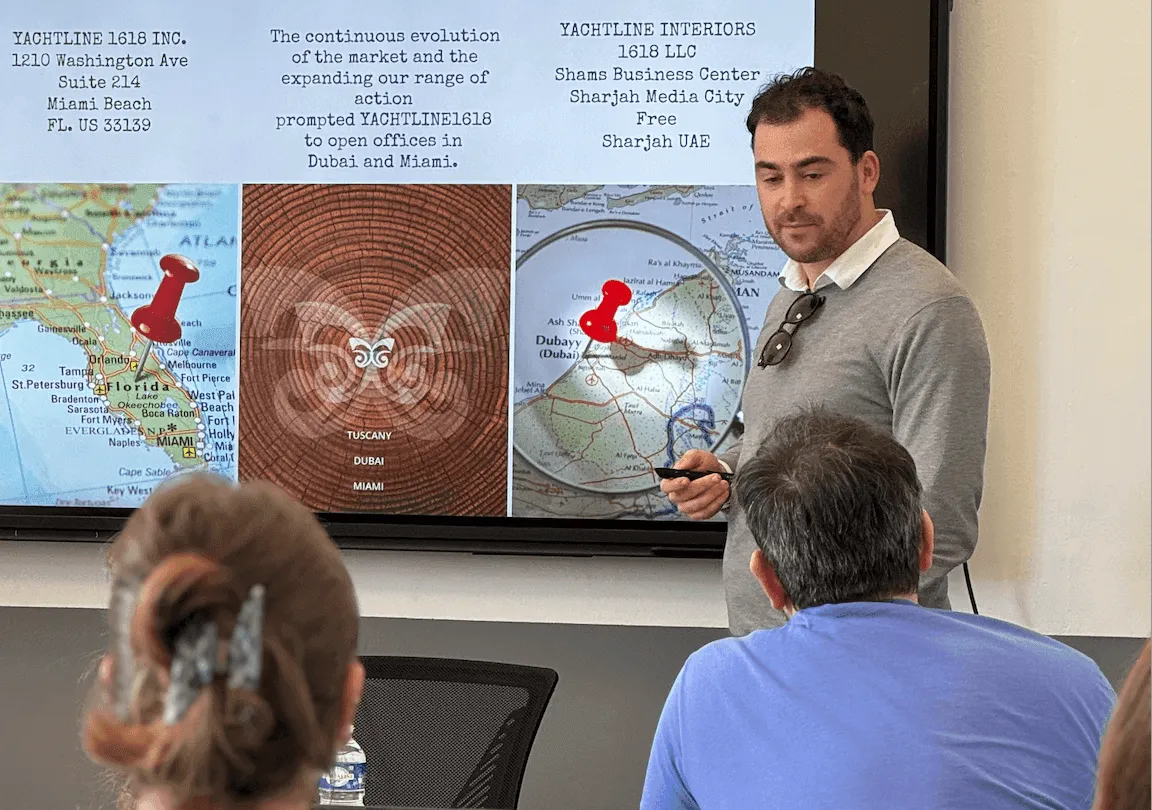 Des étudiants d'ITECOM en session de formation sur le design de luxe avec Matteo Rossi