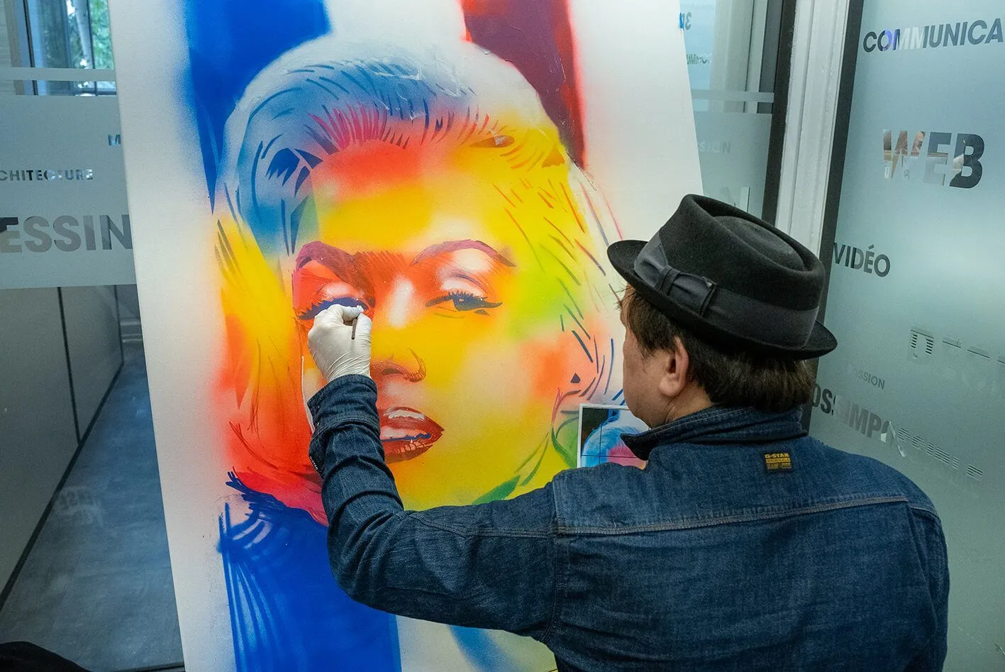 Ambiance dynamique de la Journée Portes Ouvertes 2015 avec des présentations et démonstrations en direct.
