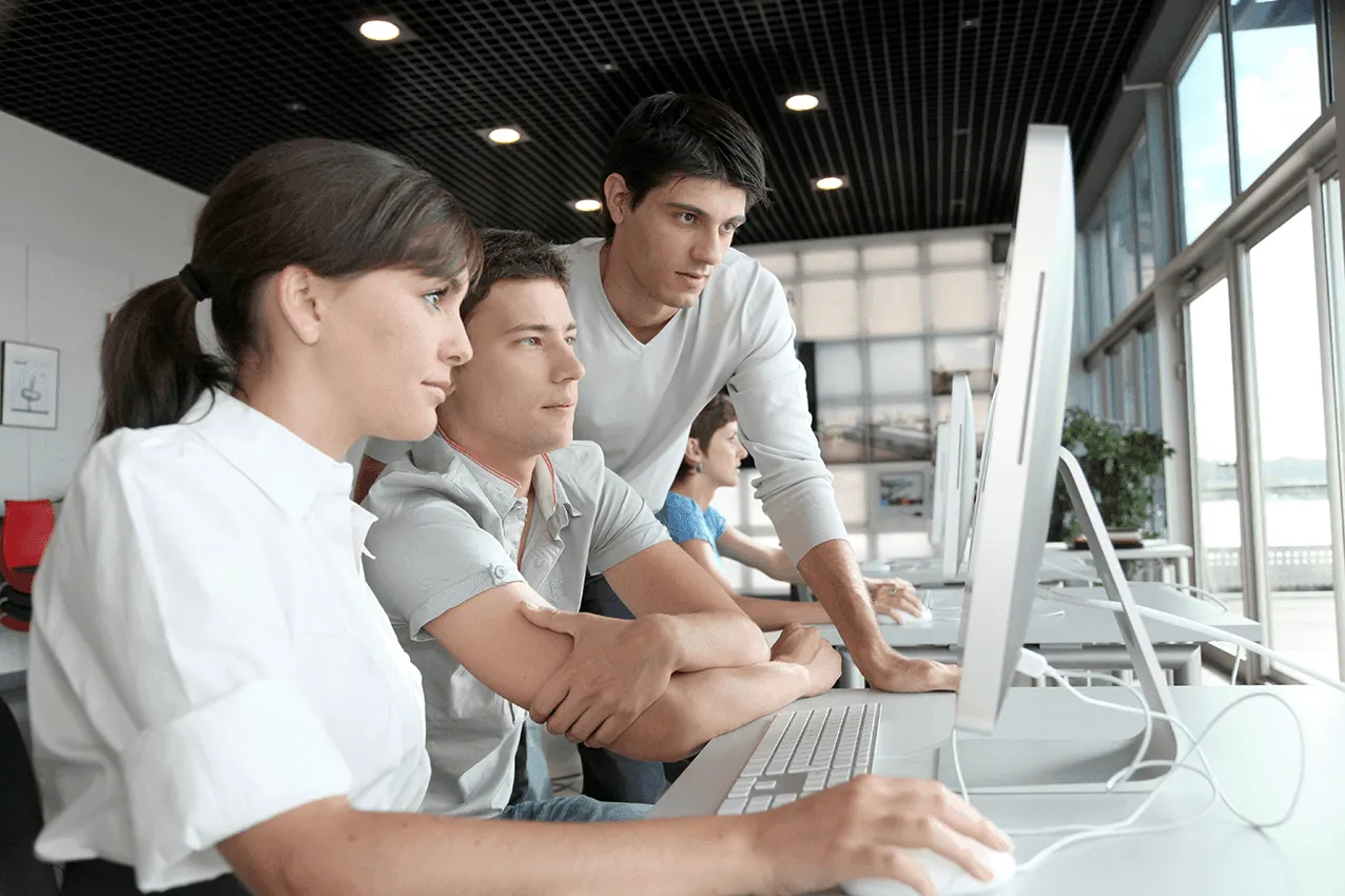 etudiants en train de travailler sur un ordinateur en salle d'information, Itecom art design