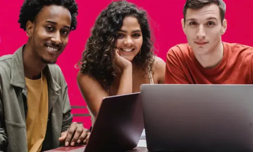 Étudiants visitant Itecom Art Design Paris lors d’une journée portes ouvertes dédiée aux alternatives post-Parcoursup.