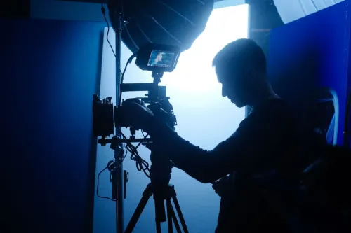 Etudiant en Formation montage vidéo à Paris sur un plateau tournage pour unevidéo