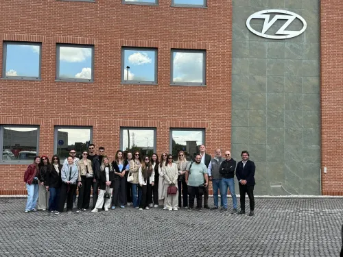 Étudiants du Mastère Architecture d’Intérieur Ultra Luxe d’Itecom Art Design devant l’usine Zago SPA, spécialiste du mobilier sur mesure pour méga yachts.