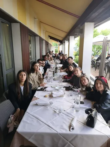 Étudiants du Mastère Architecture d’Intérieur – Ultra Luxe partageant un moment convivial autour d’un repas à Venise.