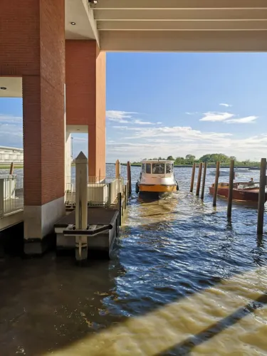 Barque sur un canal de Venise, capturée lors du voyage des étudiants en Mastère Architecture d’Intérieur – Ultra Luxe d’Itecom Art Design.