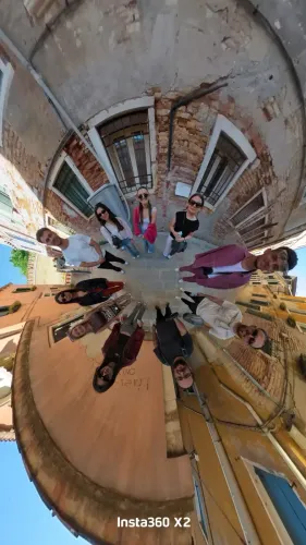 Photo décalée des étudiants du Mastère Architecture d’Intérieur – Ultra Luxe en mode fish-eye dans les ruelles de Venise.