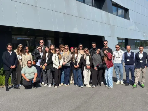 Étudiants du Mastère Architecture d’Intérieur – Ultra Luxe d’Itecom Art Design devant le chantier naval Rebuild-Refit à Venise.