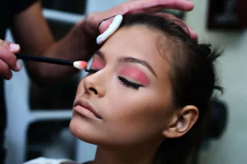 Photo Femme en train de se faire maquiller pas un Make Up Artiste