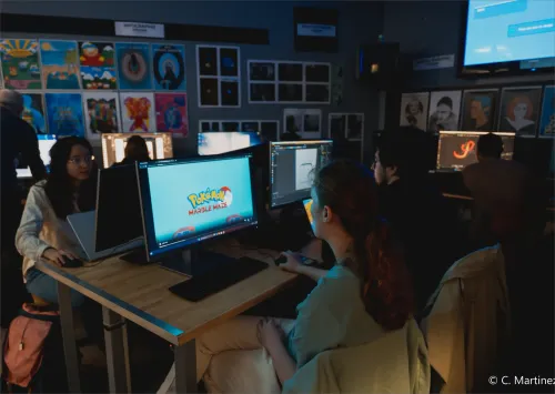 Étudiants en formation en motion design et animation travaillant sur un projet créatif à l’école ITECOM Art Design, Paris