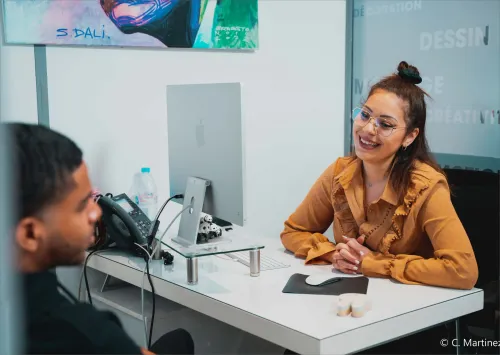 Accompagnement personnalisé des étudiants lors de la visite d’ITECOM Art Design à Paris