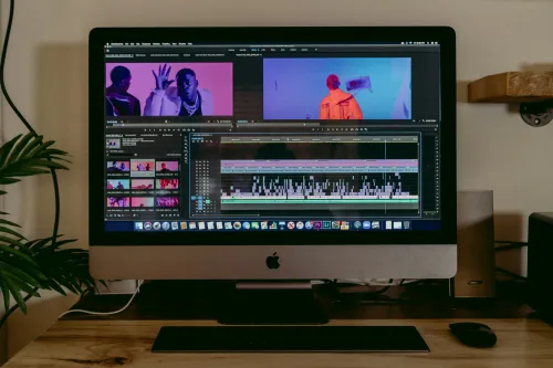 Étudiants en formation Montage Vidéo à Paris, en alternance, en pleine session de travail créatif.