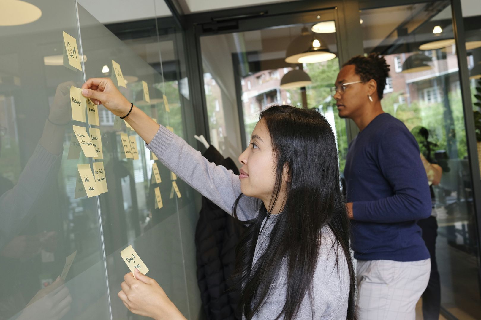 Personnes qui organisent leurs tâches en entreprises